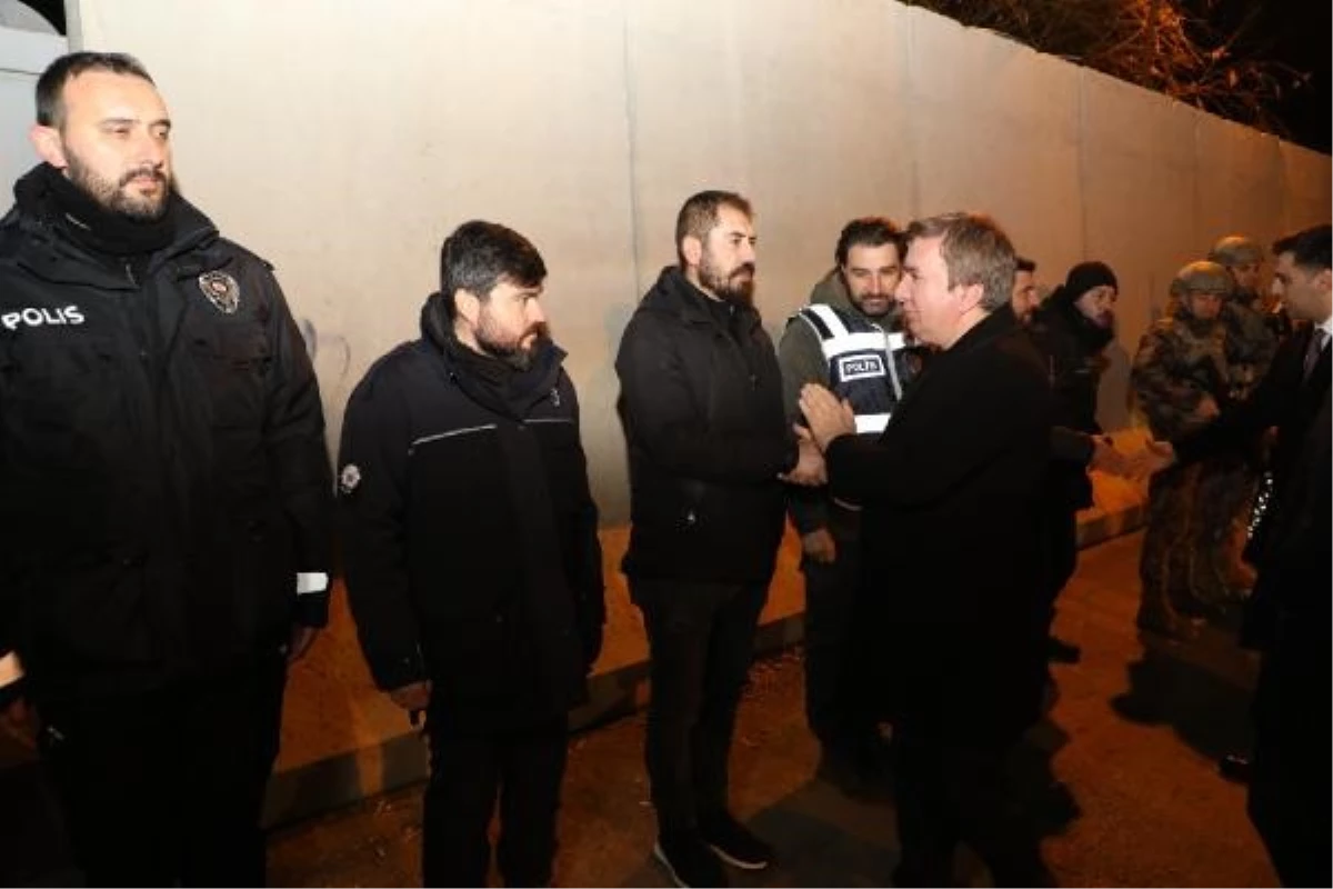 Erzincan\'da Gençler Görevdeki Güvenlik Güçlerine Tatlı İkram Etti