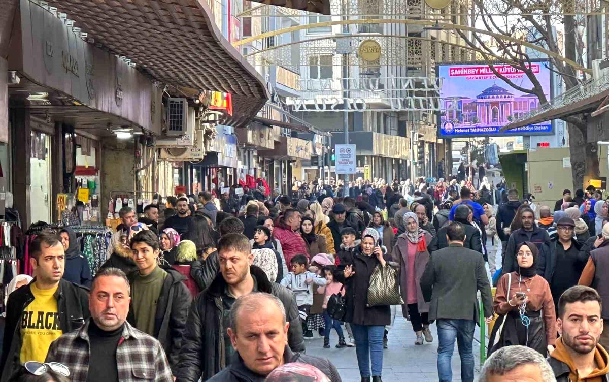 Gaziantep\'te Yılbaşı Alışverişi Yoğunlaşıyor