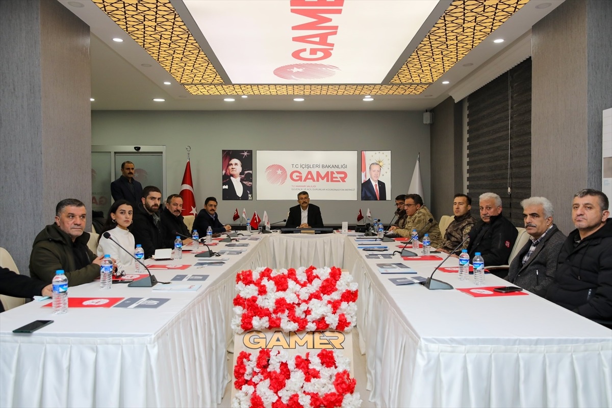 Hakkari Yüksekova\'da meydana gelen depremlerin ardından İl Afet ve Acil Durum Koordinasyon Kurulu Toplantısı yapıldı