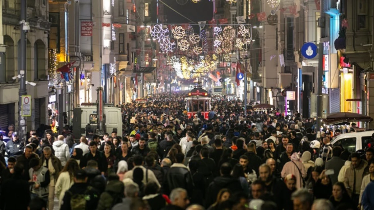 İstanbul\'da binlerce kişi yeni yılı kutlamak için Taksim\'e akın etti