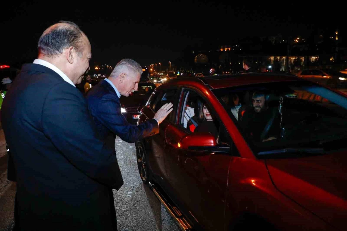 İstanbul Valisi Davut Gül, Yılbaşı Tedbirleri Kapsamında Şehitler Köprüsü\'nde Denetim Yapan Polis Ekiplerini Ziyaret Etti