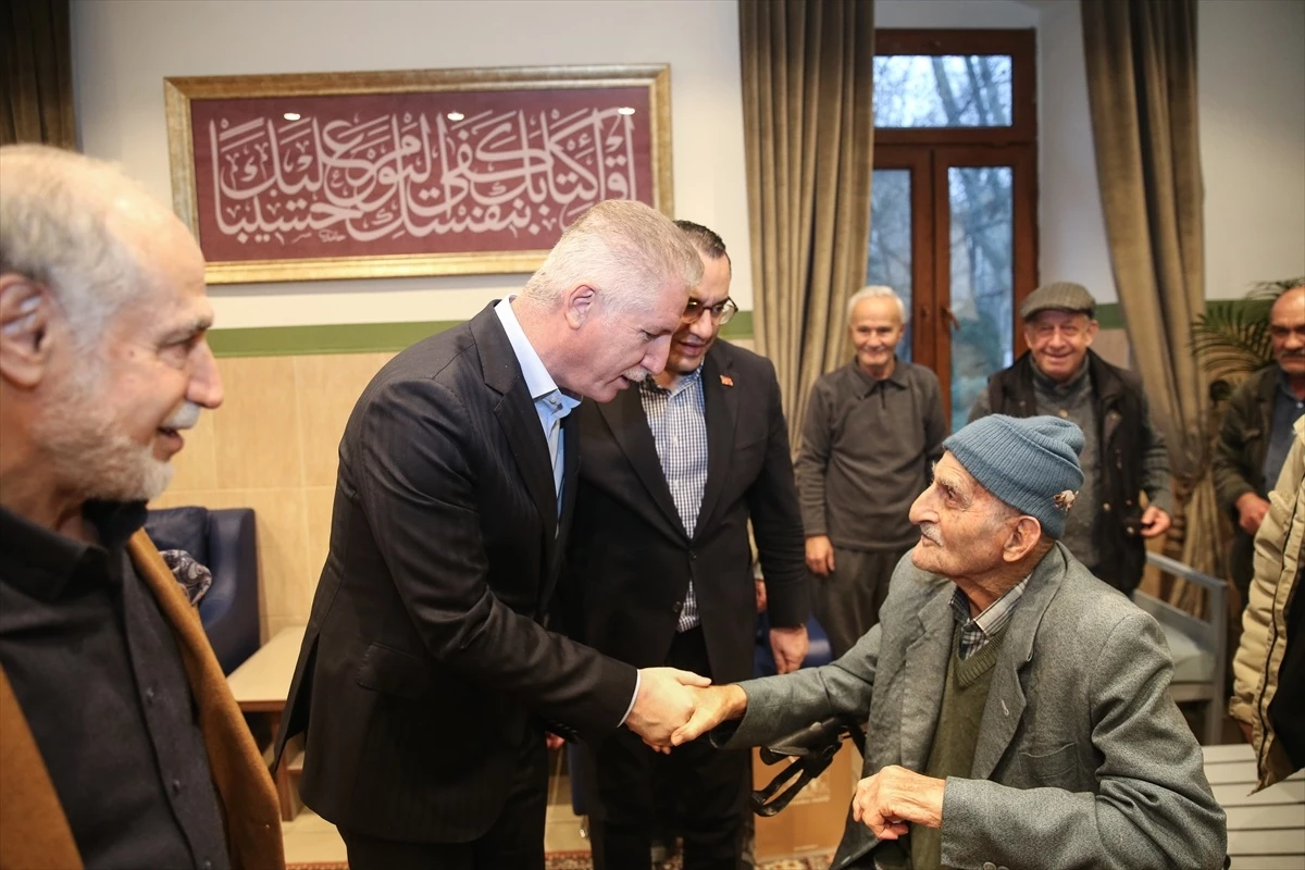 İstanbul Valisi Davut Gül, Darülaceze sakinlerini ziyaret etti