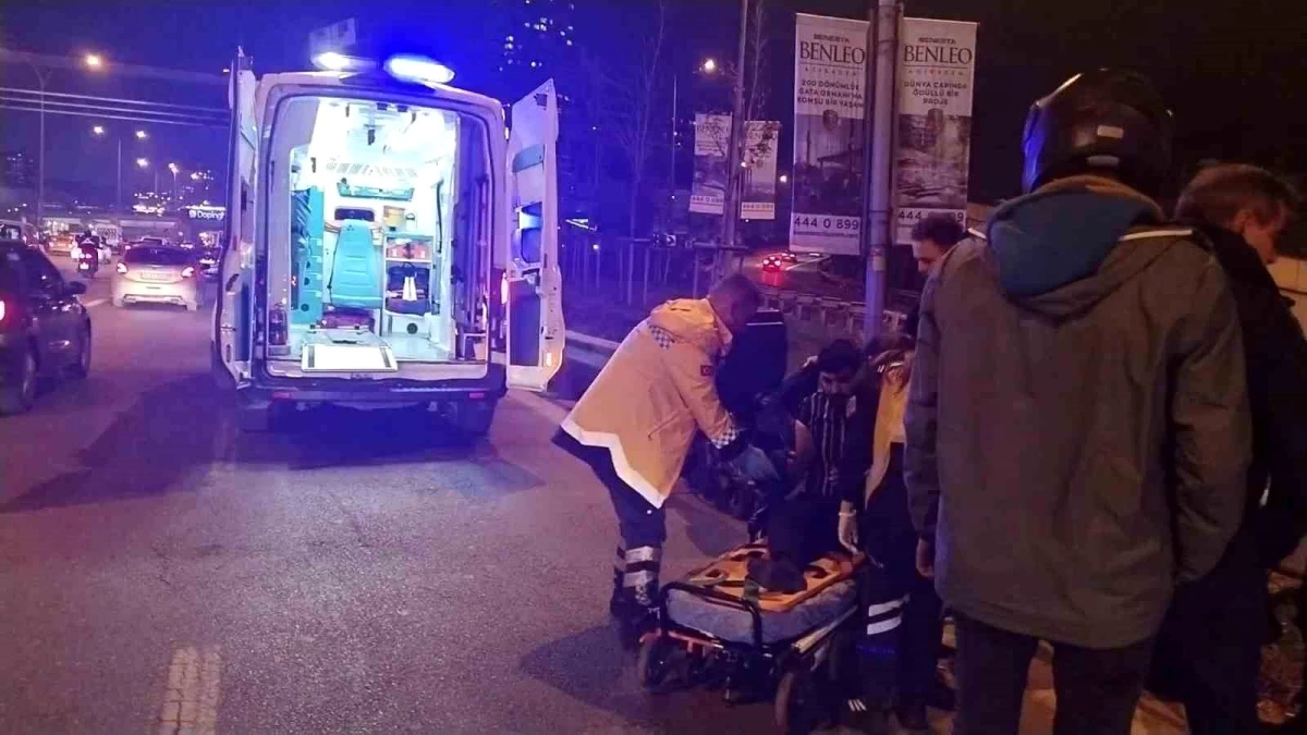 Kadıköy\'de İki Motosiklet Çarpıştı: Bir Yaralı
