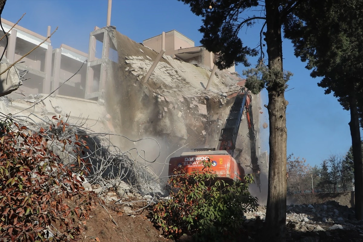 Kahramanmaraş\'ta Deprem Sonrası Yıkım Çalışmaları Devam Ediyor