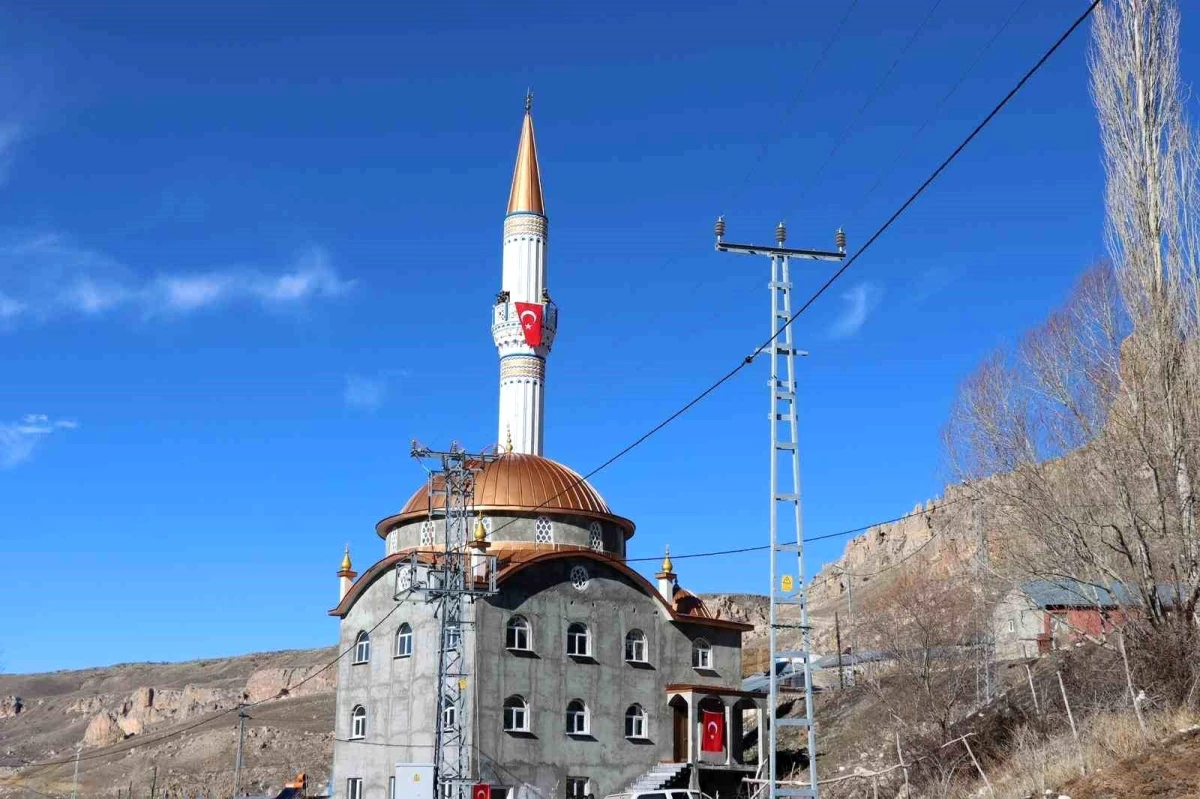 Erzurum\'un Karayazı ilçesi Aşağı Çıkılgan Mahallesi Camii dualarla ibadete açıldı