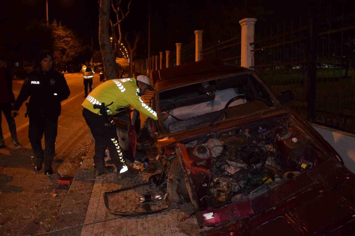 Karaman\'da Kontrolden Çıkan Otomobil Parkın Duvarına Çarptı