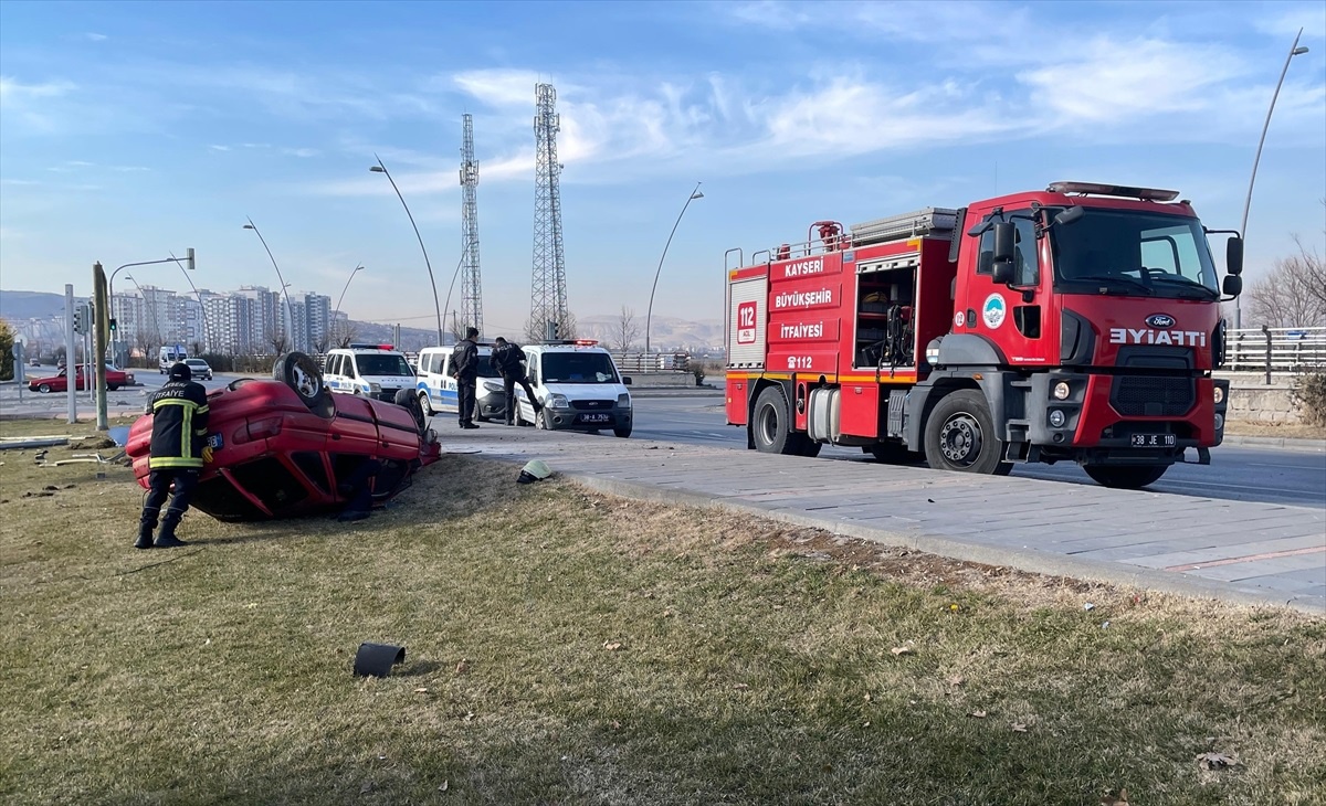 Kayseri\'de devrilen otomobil alev aldı, 2 kişi yaralandı