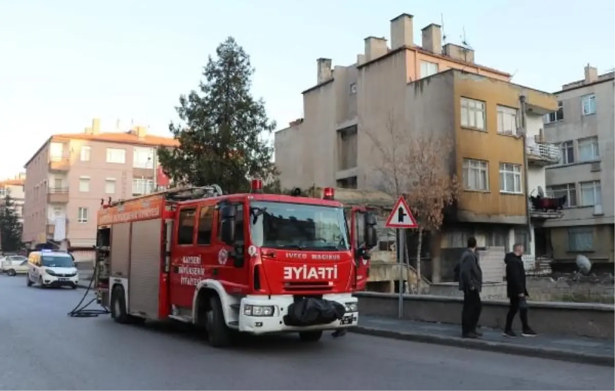 KAYSERİ'de metruk binada çıkan yangın itfaiye ekiplerince söndürüldü