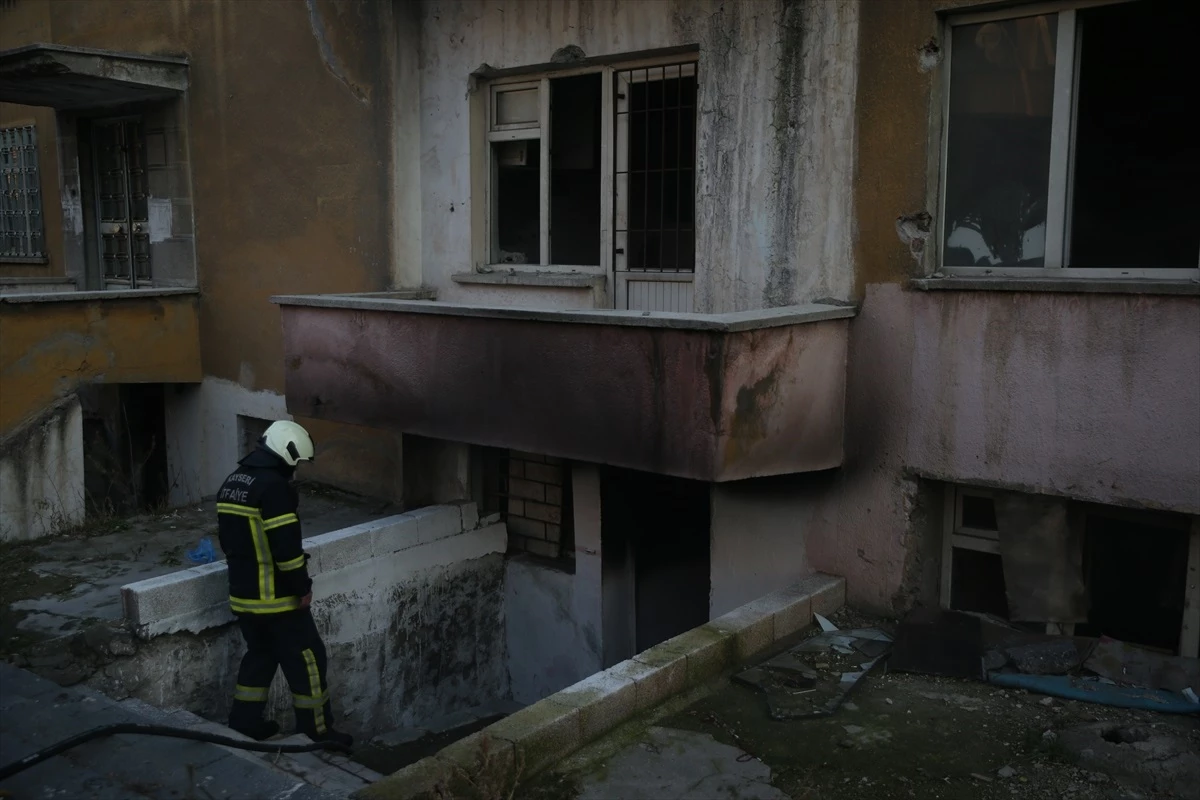 Kayseri\'de metruk evde çıkan yangın itfaiye ekiplerince söndürüldü