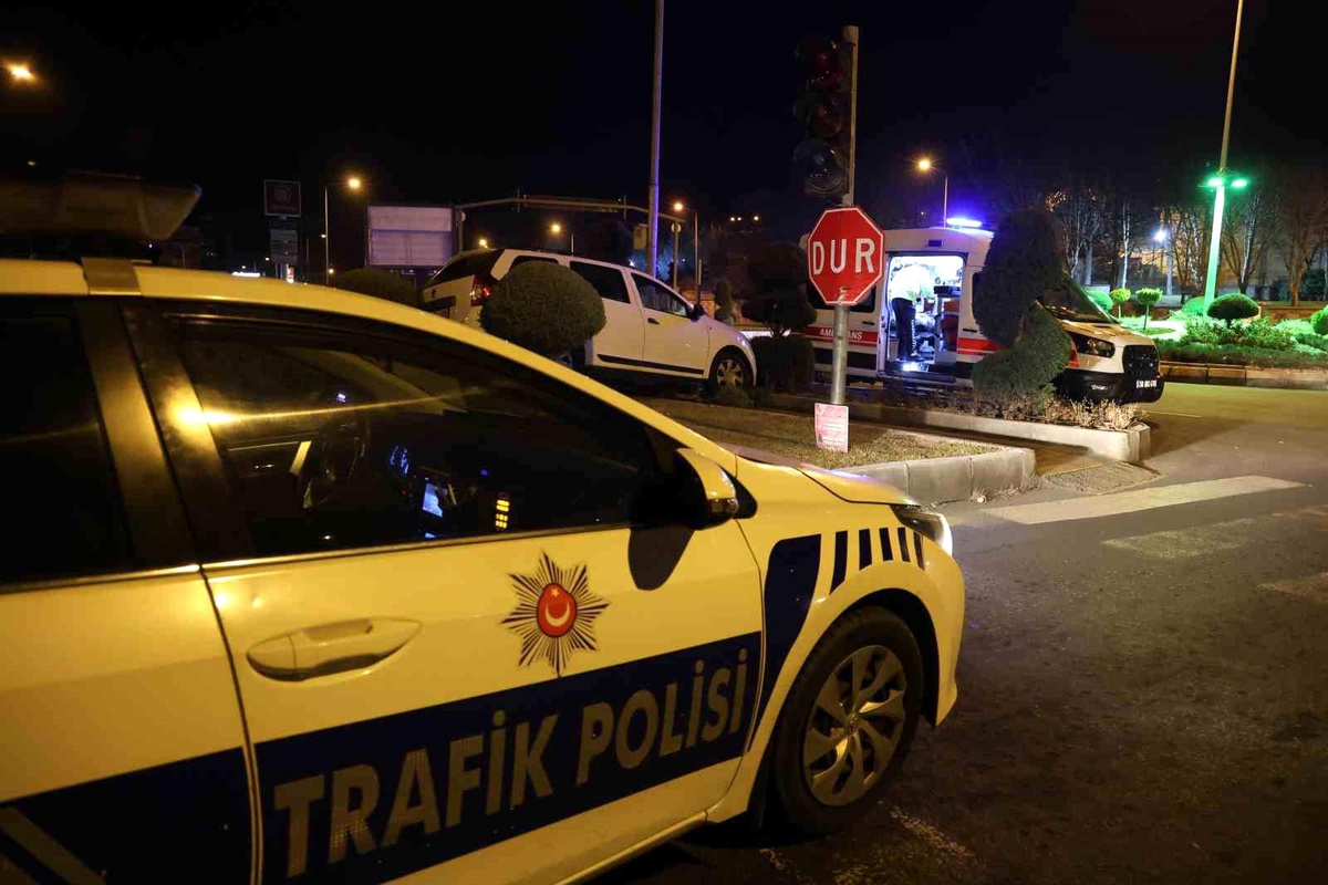 Nevşehir\'de trafik kazasında yaralanan sürücü, yardım isteyen gençlerden sigara istedi