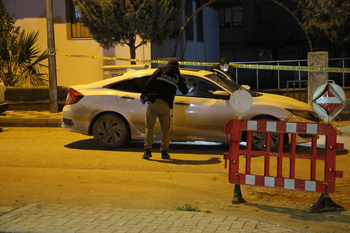 Kilis\'te park halindeki otomobile düzenlenen silahlı saldırıda 1 kişi öldü, 1 kişi ağır yaralandı