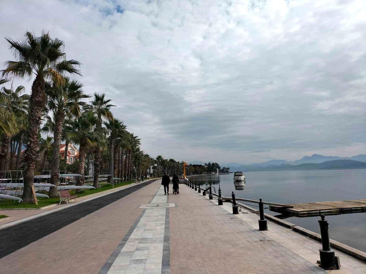 Muğla\'nın Köyceğiz ilçesinde yılın son günü sakin bir şekilde yaşanıyor