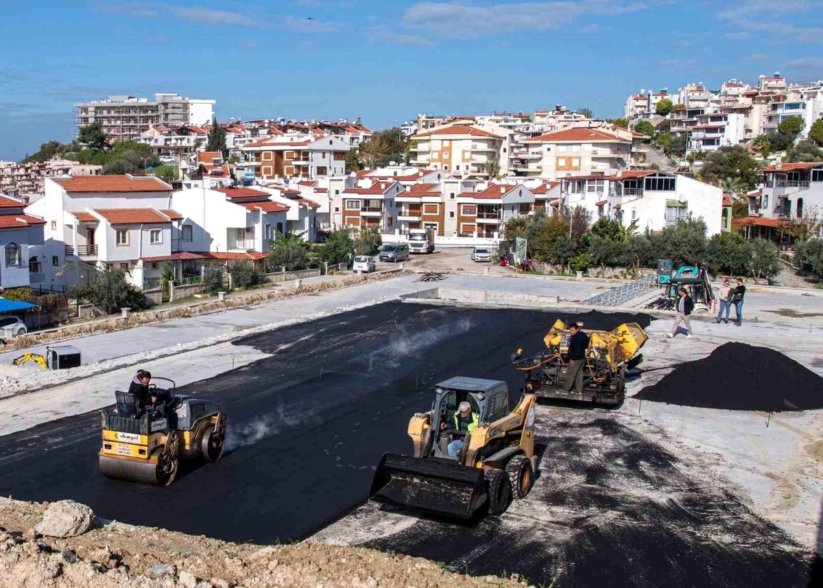 Kuşadası Belediyesi, Kadınlar Denizi Mahallesi\'nde Tenis Kulübü Yapımını Sürdürüyor