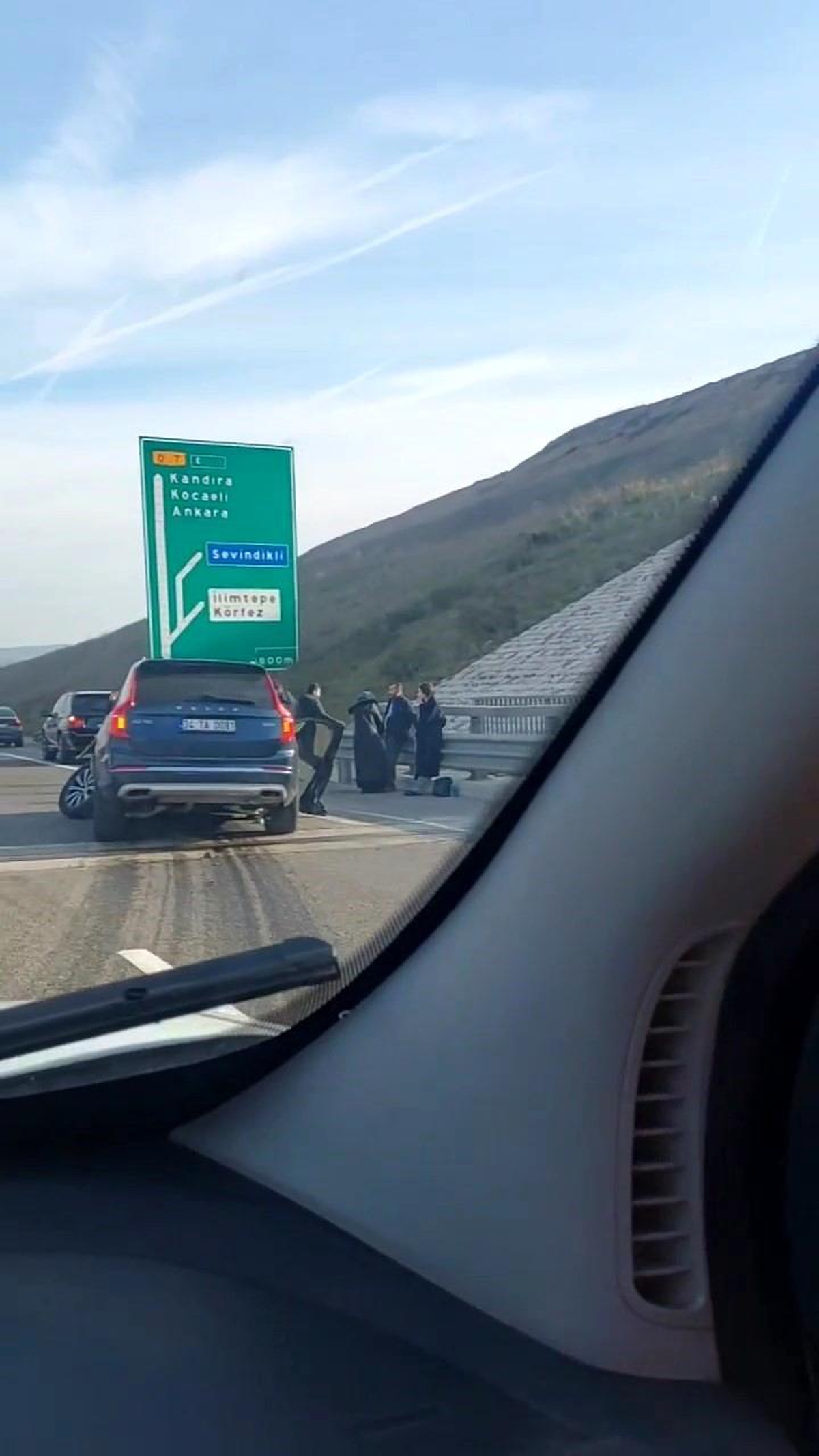 Kuzey Marmara Otoyolu Kocaeli geçişinde 8 aracın karıştığı zincirleme kazada 4 kişi yaralandı