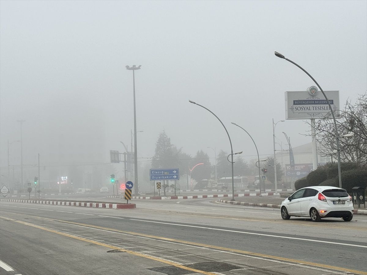 Malatya\'da Yoğun Sis Trafikte ve Uçak Seferlerinde Aksamalara Neden Oldu