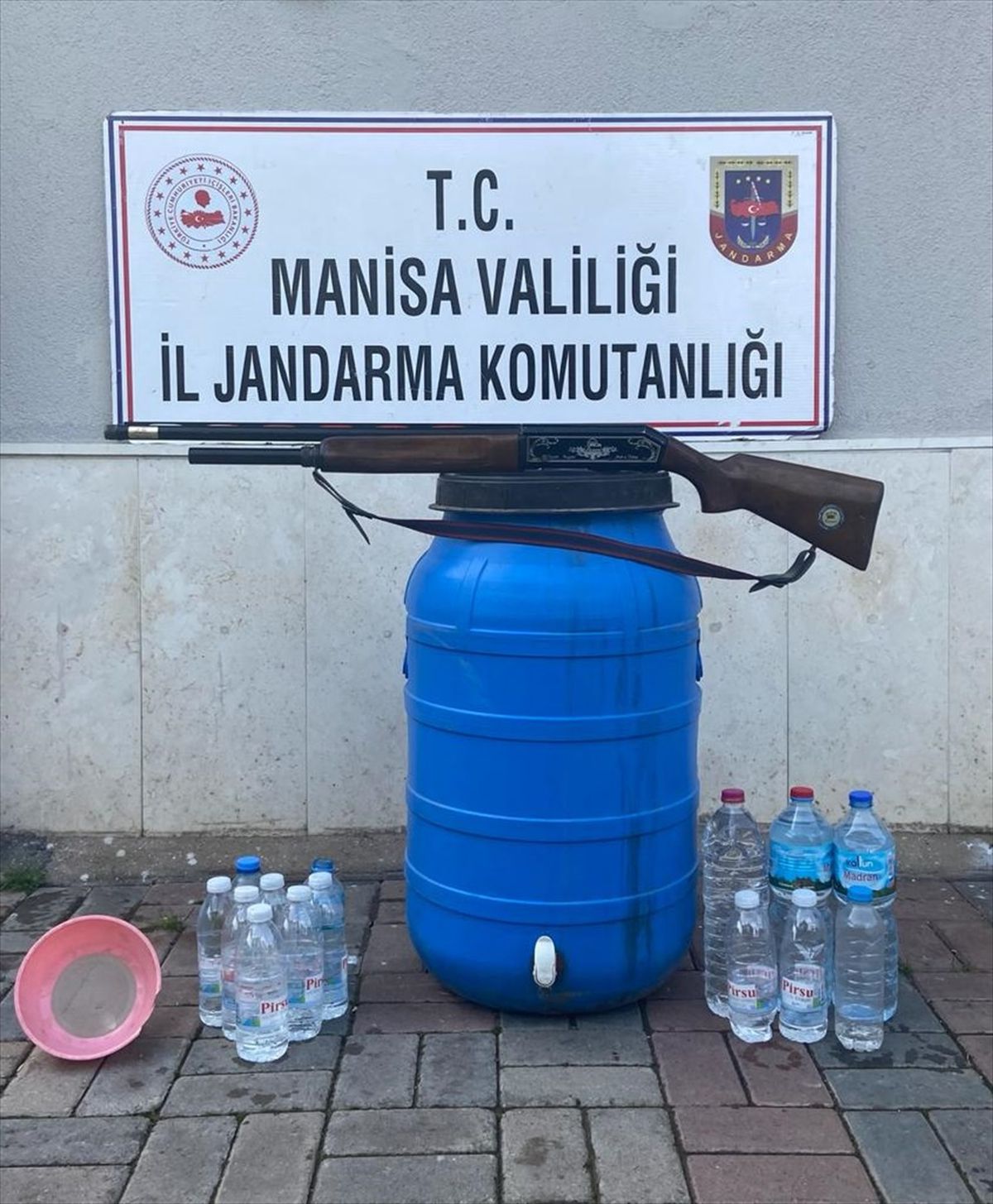 Manisa\'da 2 Evde 85 Litre Sahte İçki Ele Geçirildi