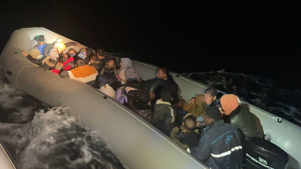 Muğla Bodrum açıklarında 49 düzensiz göçmen kurtarıldı, 28 göçmen yakalandı