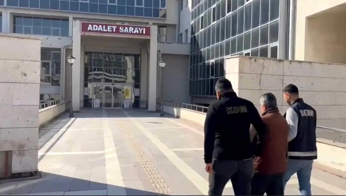 Osmaniye\'de durdurulan tırda gümrük kaçağı sigara ve cep telefonu ele geçirildi