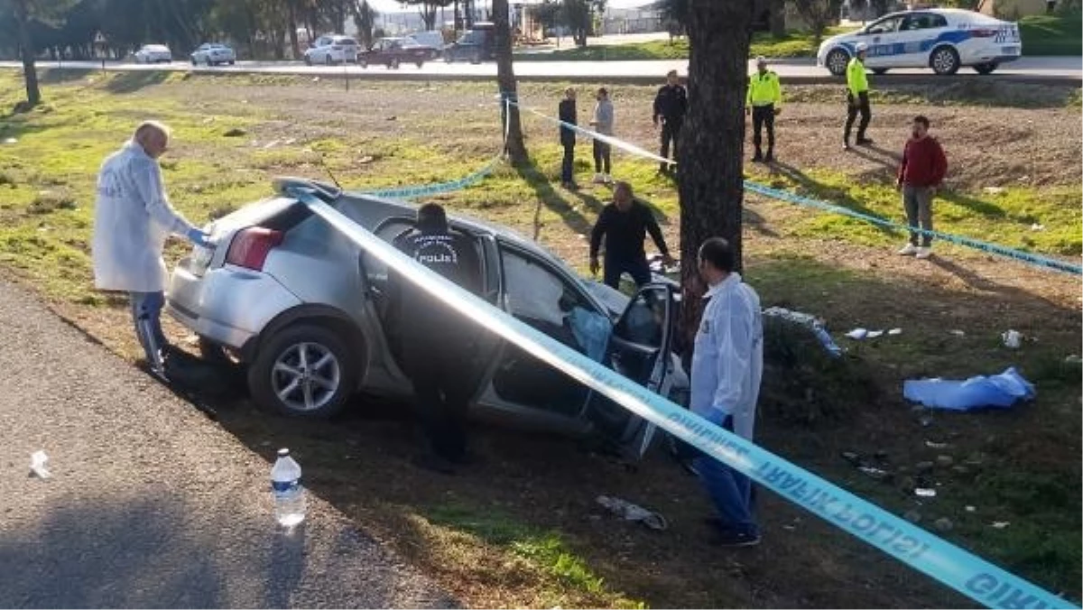 Antalya\'da Otomobil Ağaca Çarptı: 1 Ölü, 1 Yaralı