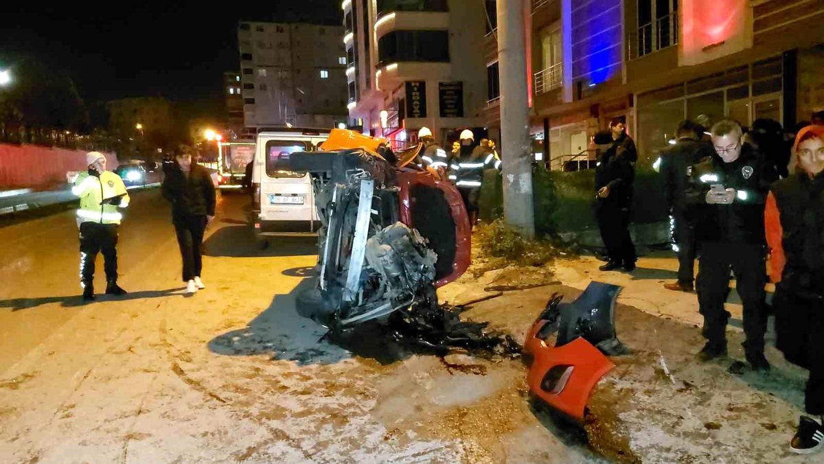 Samsun\'da Otomobil Takla Atarak Beton Elektrik Direğine Çarptı: 2 Yaralı