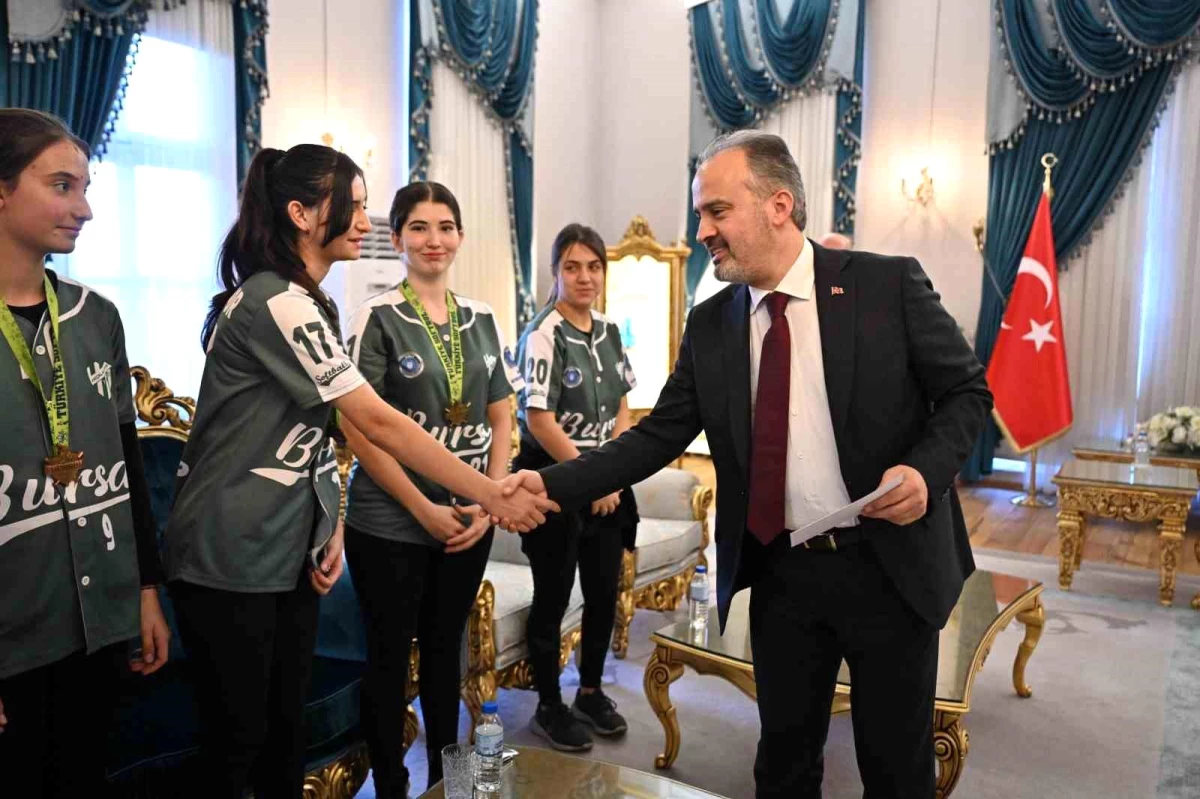 Bursa Büyükşehir Belediye Başkanı Alinur Aktaş, Akçalar Bayan Softball Kulübü oyuncularını ağırladı