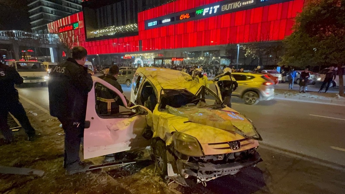 Samsun\'da hafif ticari araçla otomobil çarpıştı: 1 kişi ağır yaralandı