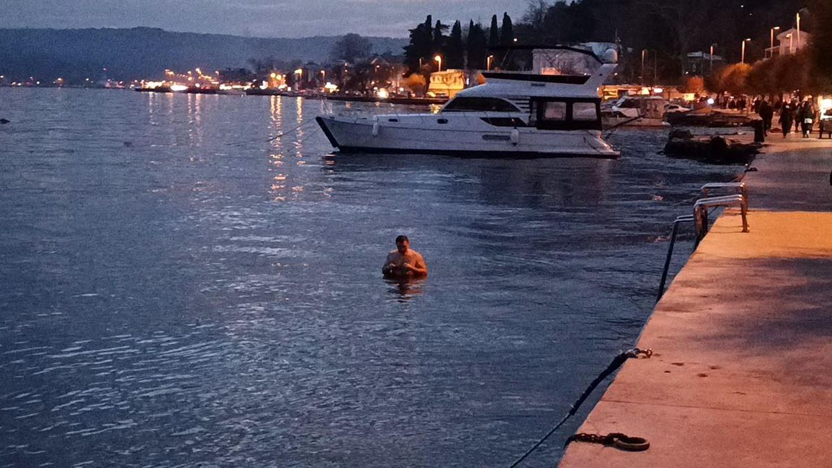 Sarıyer\'de Yılbaşı Akşamı Denize Giren İki Arkadaş