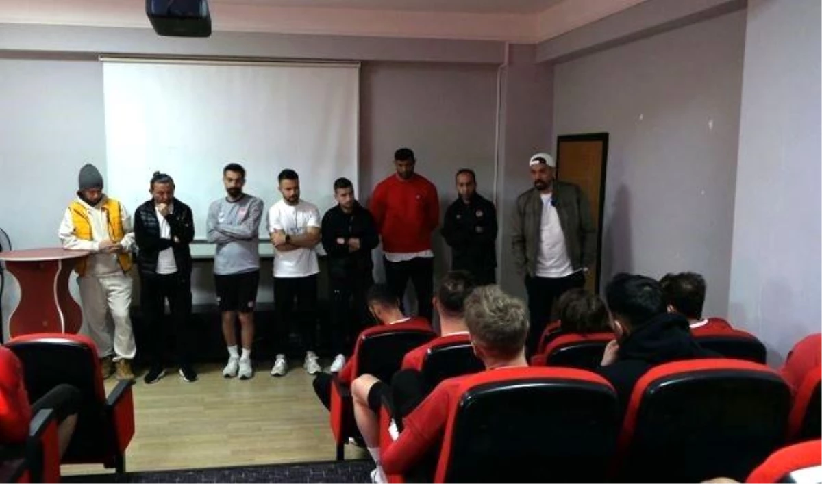 Sivasspor Teknik Direktörü Servet Çetin futbolcularla vedalaştı