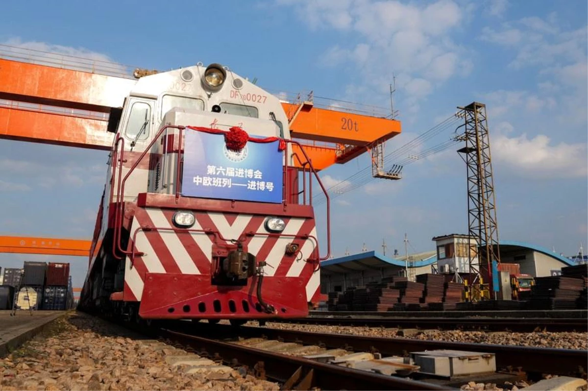 Shanghai\'da Bu Yıl 100 Çin-Avrupa Yük Treni İşlem Gördü