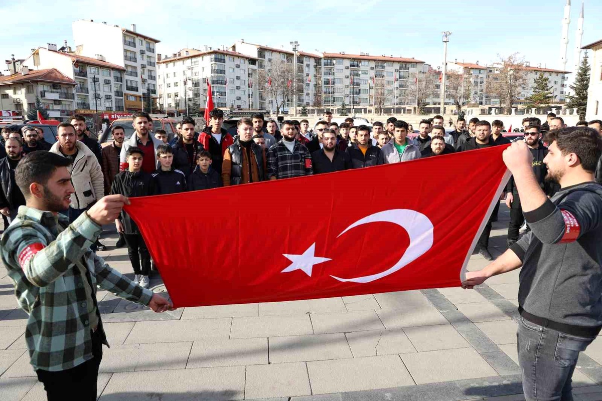 Sivas\'ta şehitleri anmak için 150 araçlık konvoy düzenlendi