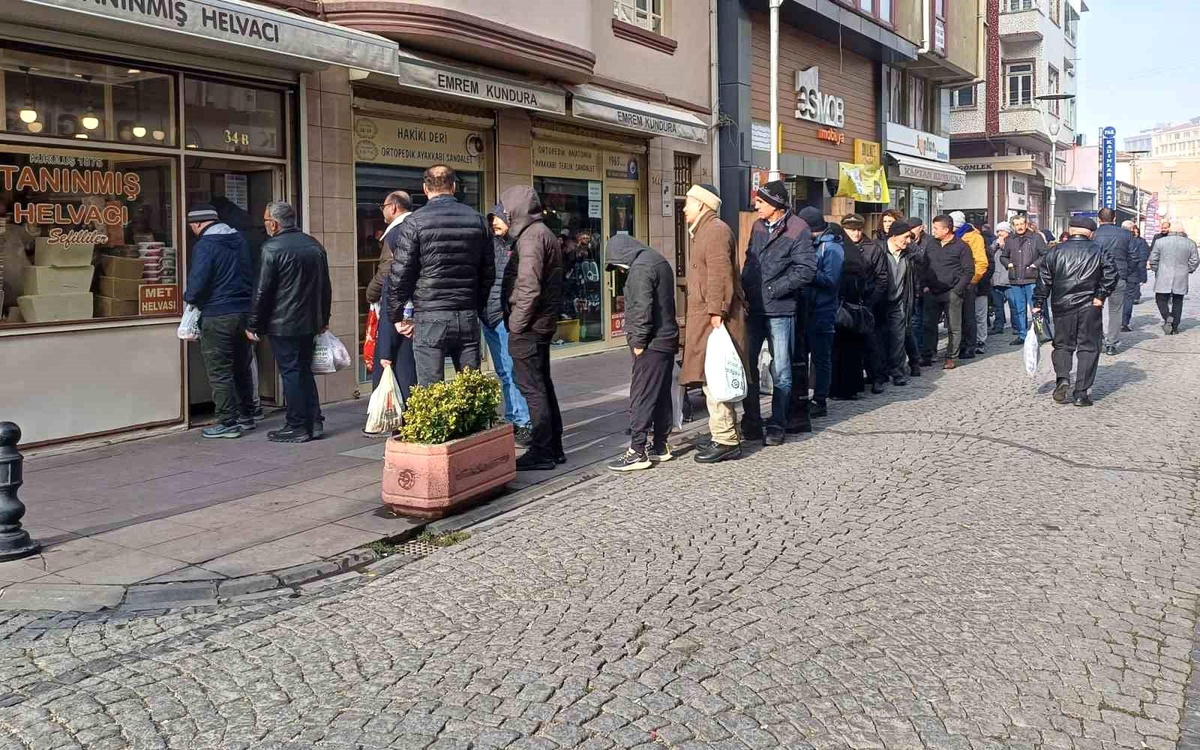 Eskişehir\'de Sıcaklık Düşünce Helva Satışları Arttı