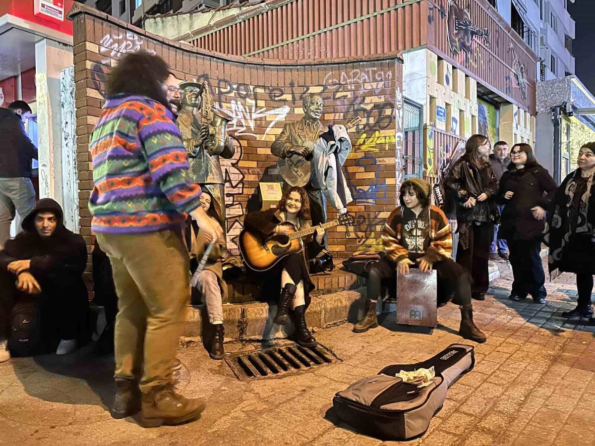 Eskişehir\'de sokak müzisyenleri yılbaşı kutlamalarına renk kattı
