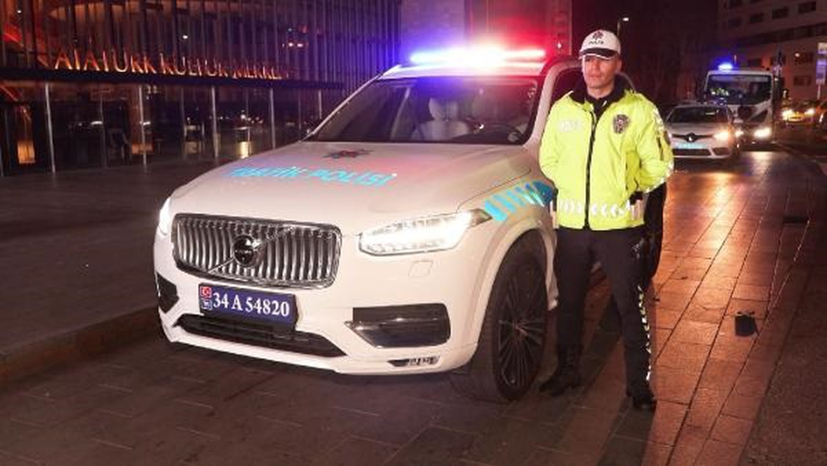 İstanbul\'da ele geçirilen lüks otomobiller polis görevinde