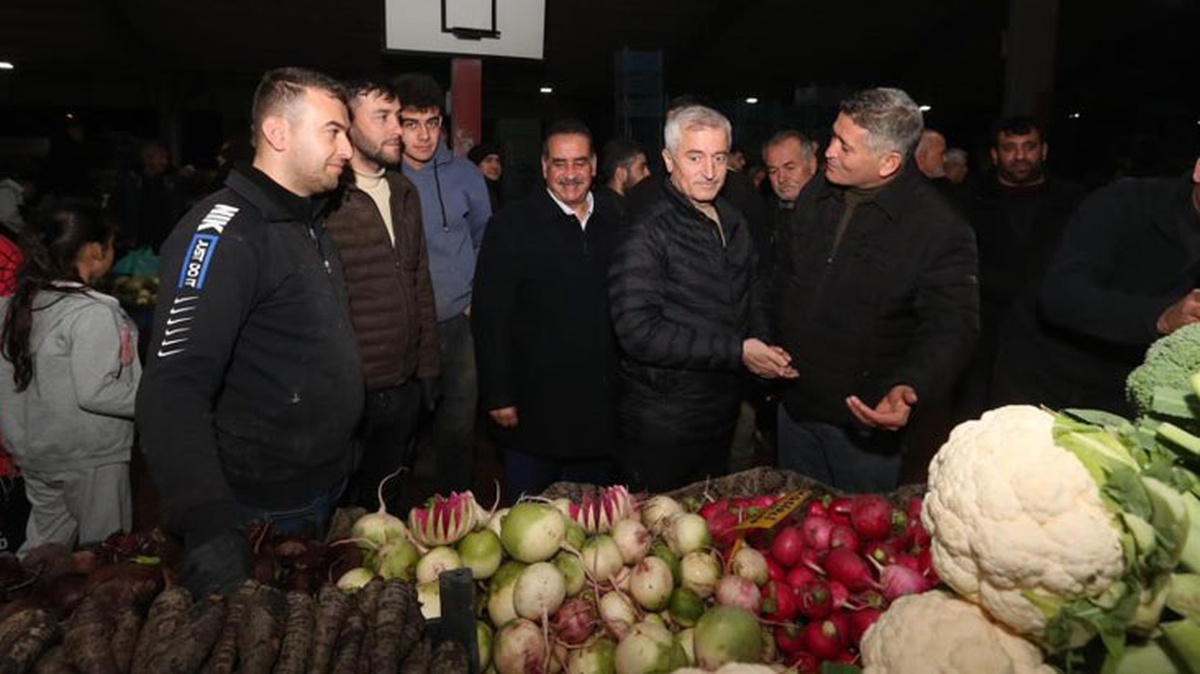 Şahinbey Belediye Başkanı Tahmazoğlu, pazarcıyı kameralar önünde azarladı: Bunu burada sattırmayız