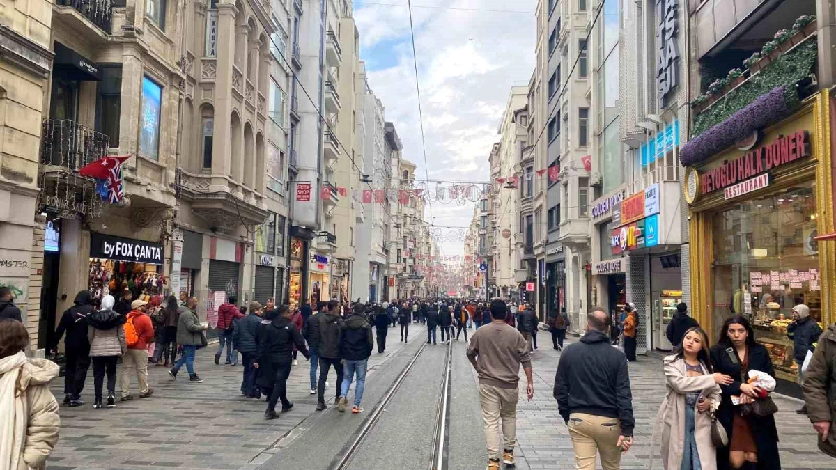 Taksim Meydanı ve İstiklal Caddesi Yılbaşı Kutlamalarına Ev Sahipliği Yaptı