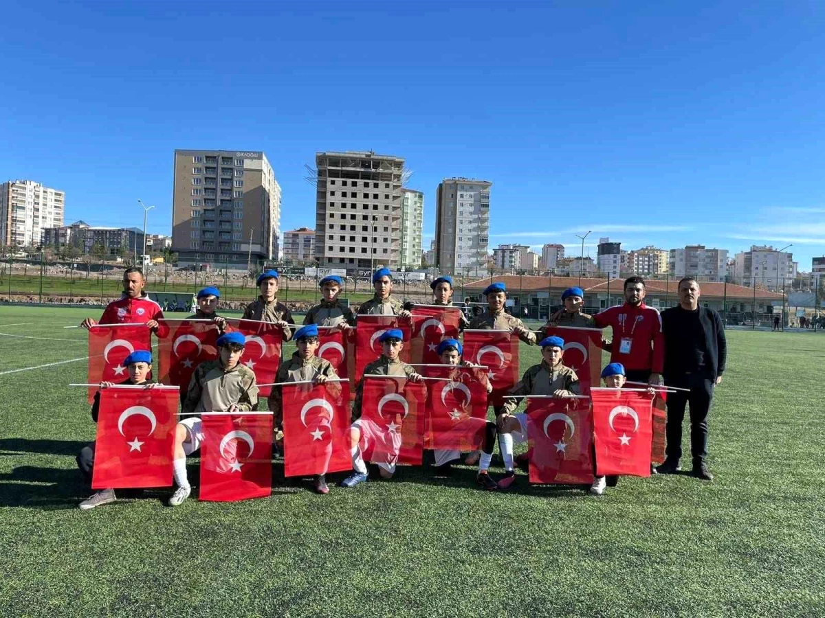 1966 Turanspor U16 Takımı Askeri Mont ve Komando Beresiyle Sahaya Çıktı