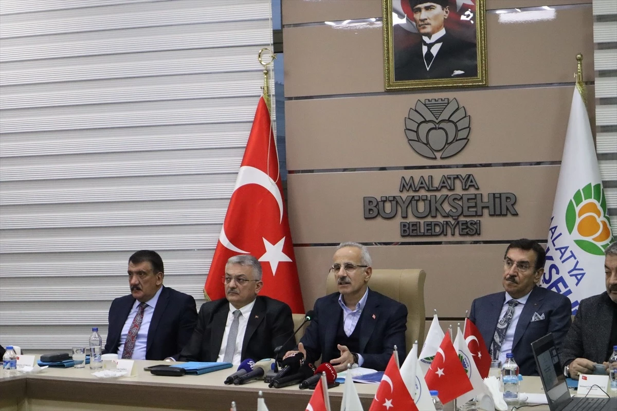 Ulaştırma ve Altyapı Bakanı Abdulkadir Uraloğlu, Türkiye\'nin geleceğini planladığını söyledi