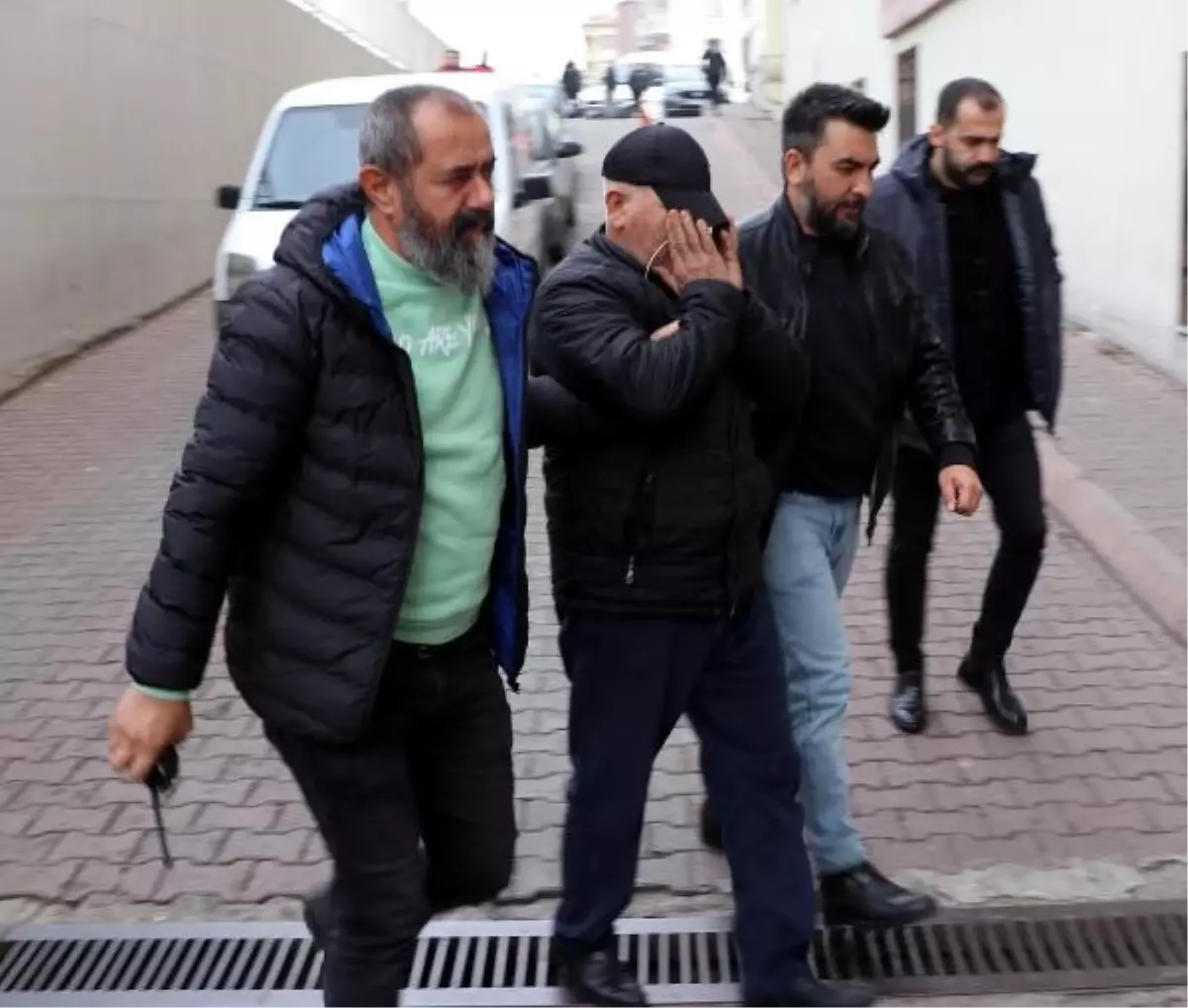 Sebze halinde çıkan silahlı kavgada bir kişi öldü, üç kişi tutuklandı