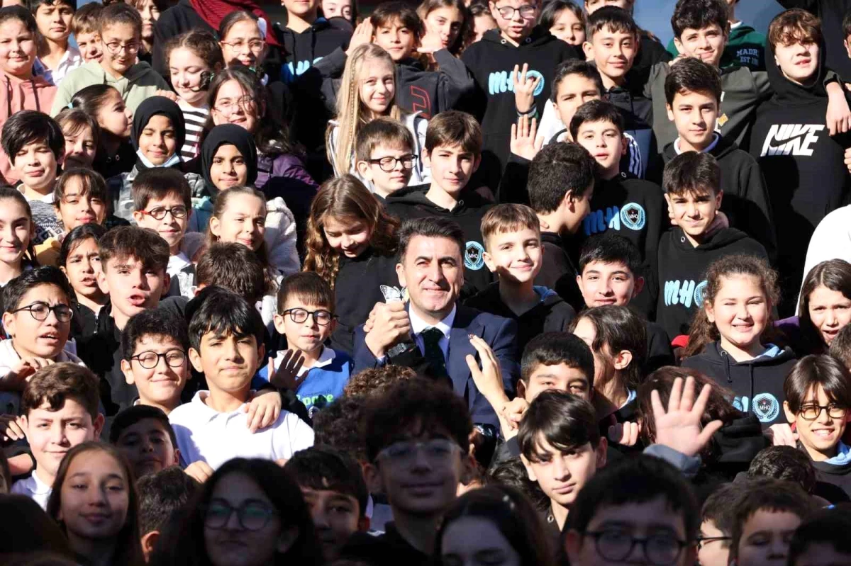 Vali Aygöl, Murat Hüdavendigar Ortaokulu\'nu ziyaret etti