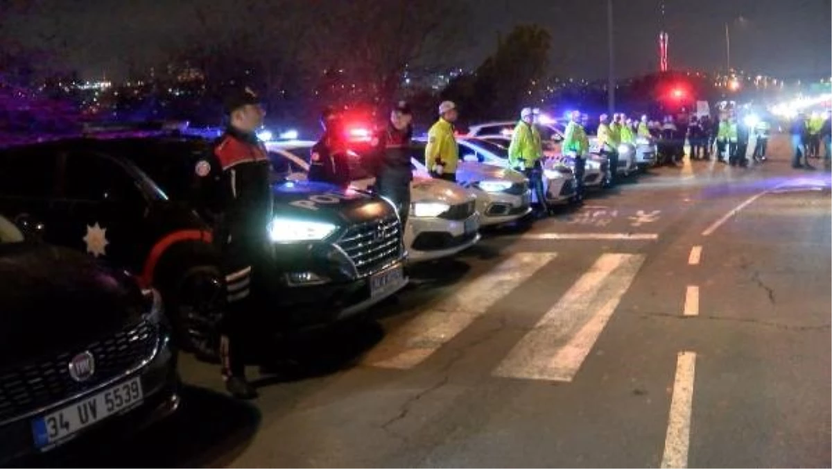 İstanbul Valisi Gül, yılbaşı tedbirleri kapsamında polis ekiplerini ziyaret etti