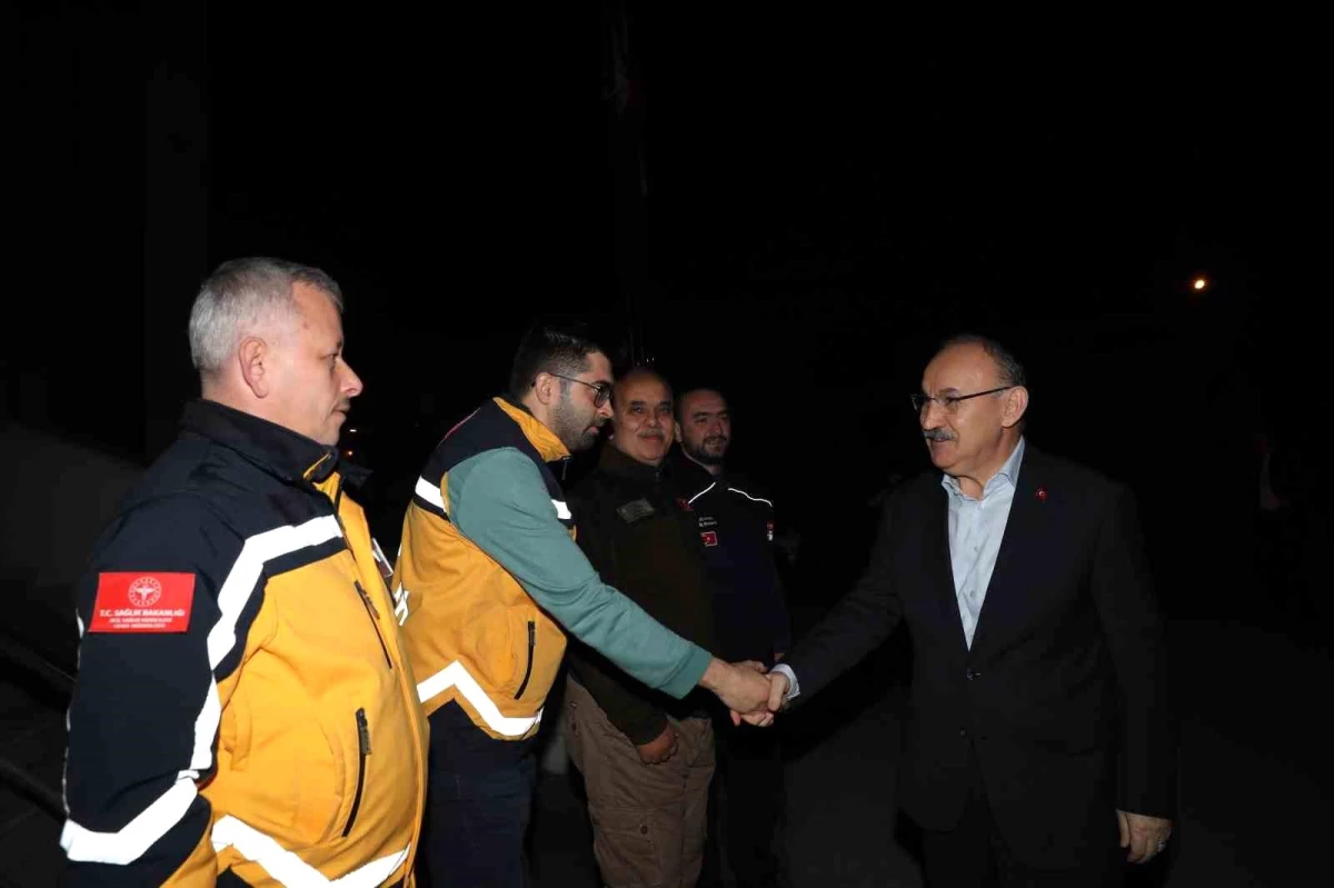 Sakarya Valisi Yaşar Karadeniz, yılbaşı için uygulama yapan polis ve jandarma ekiplerini ziyaret etti