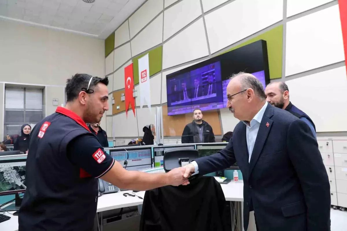 Sakarya Valisi Yaşar Karadeniz, yılbaşı için uygulama yapan polis ve jandarma ekiplerini ziyaret etti