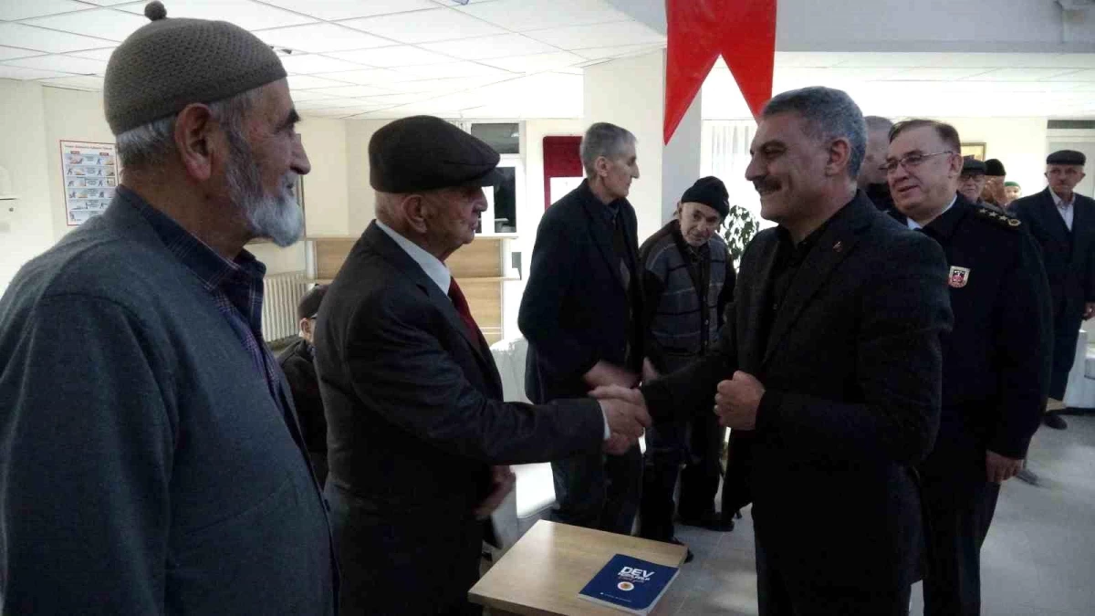 Yozgat Valisi Mehmet Ali Özkan, kamu görevlilerini ziyaret ederek yeni yıllarını kutladı