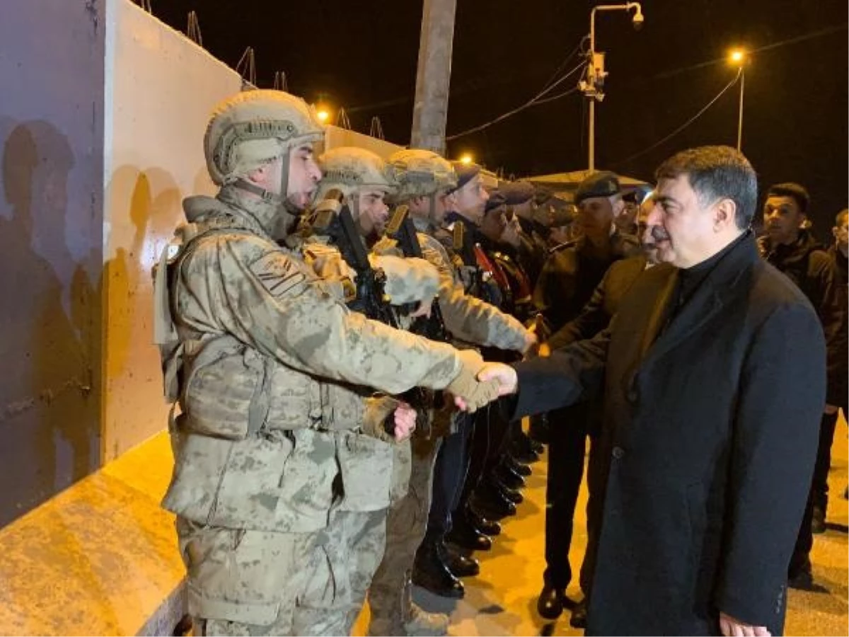 Ankara Valisi Vasip Şahin, Yılbaşı Gecesi Görev Yapan Jandarma ve Polisleri Ziyaret Etti