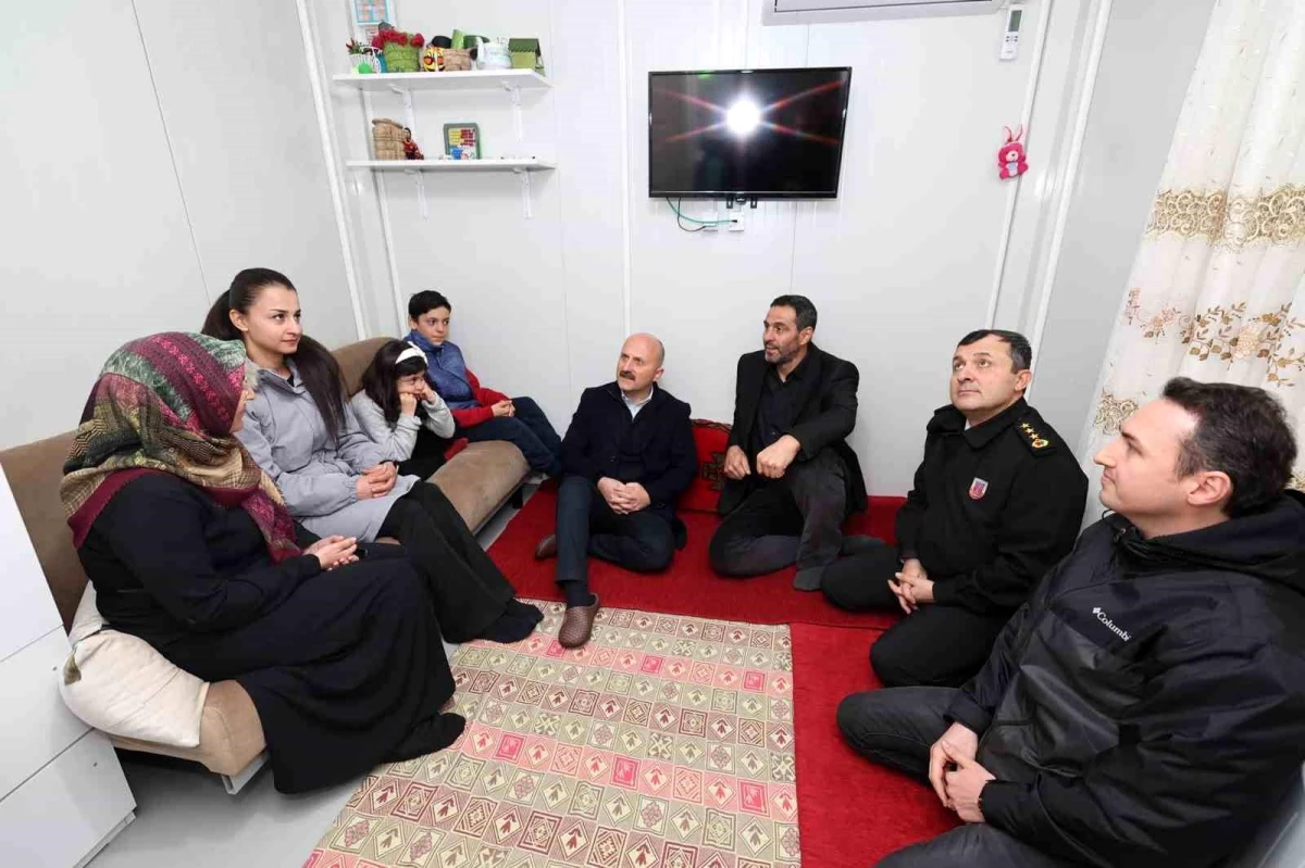 Adıyaman Valisi Osman Varol, depremzedeleri ziyaret ederek yeni yıllarını kutladı