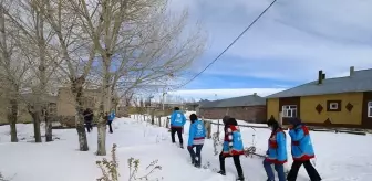 Van'ın Özalp ilçesinde Vefa ekipleri ihtiyaç sahibi ailelere yardım eli uzatıyor
