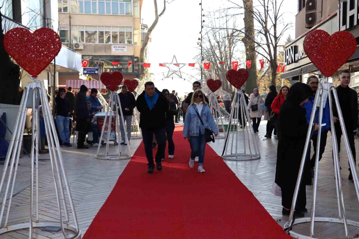 İzmit Belediyesi Yılbaşı İçin Fethiye Caddesine Kırmızı Halı Serdi
