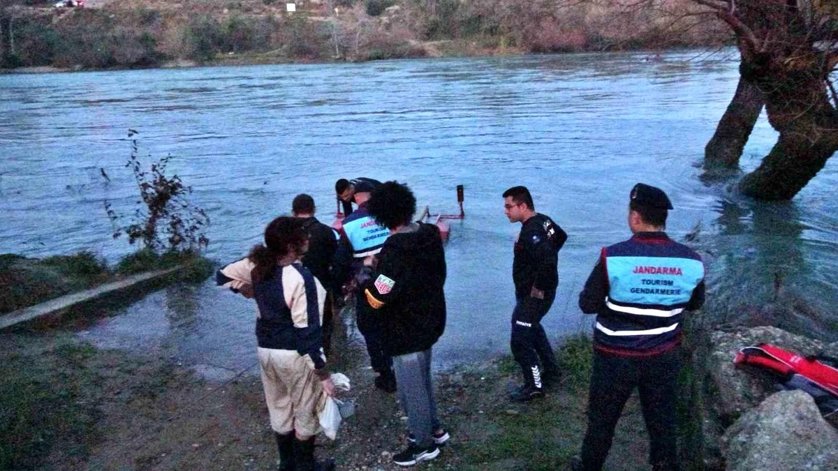 Manavgat Şelalesi\'nde mahsur kalan gençler kurtarıldı