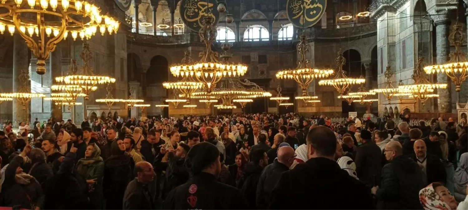 Yılın son gününde Ayasofya-i Kebir Cami-i Şerifi\'ne yerli ve yabancı turistler akın etti