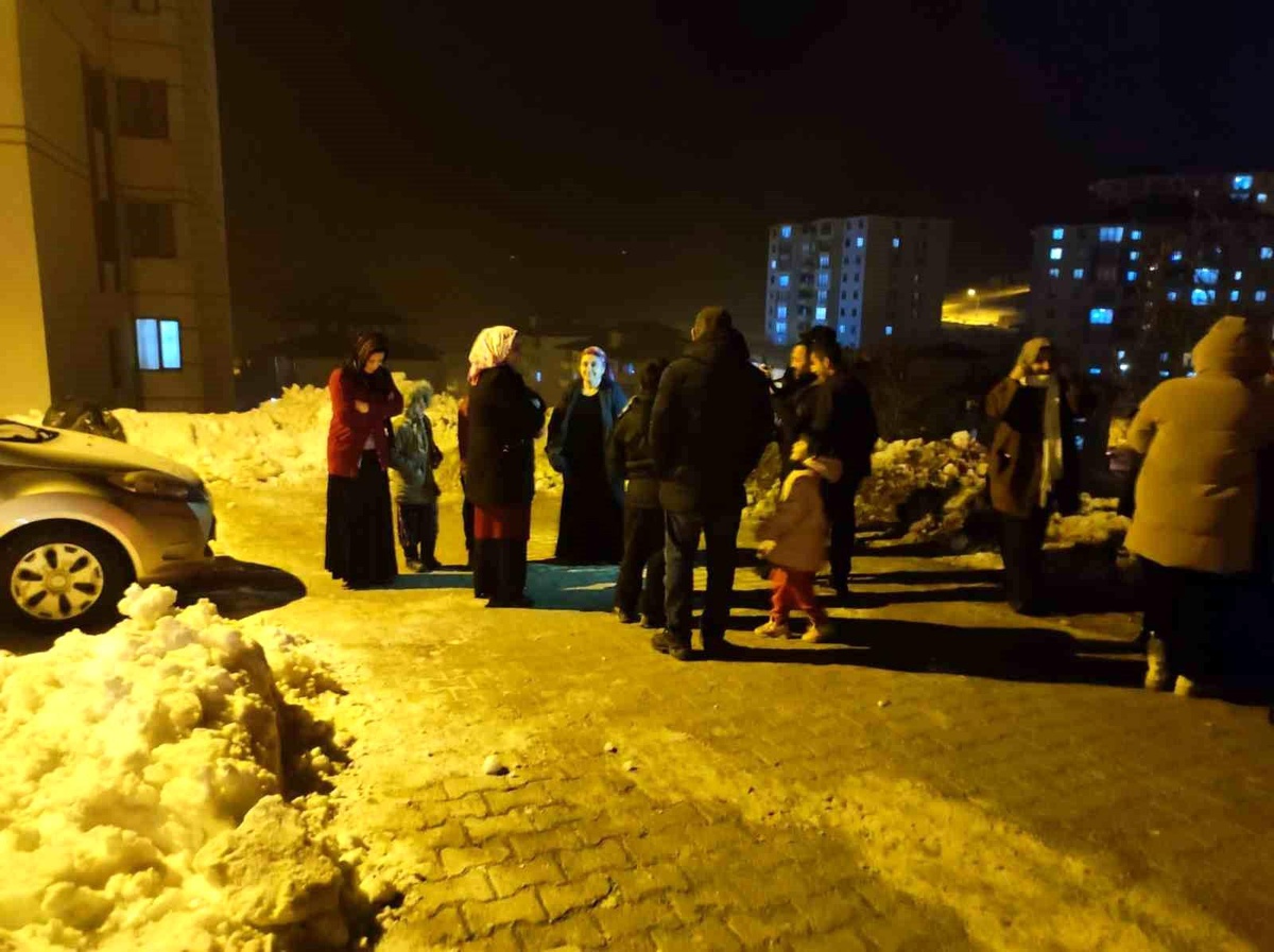 Hakkari Yüksekova\'da Depremler Nedeniyle Vatandaşlar Evlerine Giremiyor